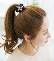 シュシュ ヘアゴム ヘアアクセサリー 髪飾り レディース 女性 アクセサリー ファッション小物 ラインストーン ビジュー フラワー 花 まとめ髪 髪留め ヘアアレンジ きらきら 上品 かわいい おしゃれ シンプル 華やか お出かけ オフィス パーティ ギフト プレゼント シャンパン ローズ 紫 カラフル