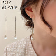 ピアス スタッドピアス 両耳用 ロングピアス レディース 女性 アクセサリー 耳飾り フェイクパール ラインストーン 揺れる シンプル きらきら ゆらゆら 上品 かわいい キュート 定番 おしゃれ プレゼント ギフト 記念日 お出かけ