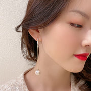 ピアス スタッドピアス 両耳用 ロングピアス レディース 女性 アクセサリー 耳飾り フェイクパール ラインストーン 揺れる シンプル きらきら ゆらゆら 上品 かわいい キュート 定番 おしゃれ プレゼント ギフト 記念日 お出かけ