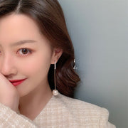 ピアス スタッドピアス 両耳用 ロングピアス レディース 女性 アクセサリー 耳飾り フェイクパール ラインストーン 揺れる シンプル きらきら ゆらゆら 上品 かわいい キュート 定番 おしゃれ プレゼント ギフト 記念日 お出かけ