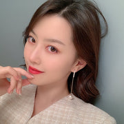 ピアス スタッドピアス 両耳用 ロングピアス レディース 女性 アクセサリー 耳飾り フェイクパール ラインストーン 揺れる シンプル きらきら ゆらゆら 上品 かわいい キュート 定番 おしゃれ プレゼント ギフト 記念日 お出かけ