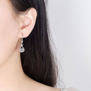 ピアス フックピアス レディース アクセサリー 揺れる ぶら下がり チャーム ラインストーン クリスタル ビジュー 宝石風 天然石風 スイング シルバーカラー ホワイト ブルー ピンク おしゃれ 女性 彼女 妻 嫁 大人女子 婦人 ガールズ ギフト 贈り物 母の日