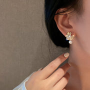 ピアス レディース 女性 アクセサリー ファッション雑貨 小物 ラウンド 円形 ラインストーン フェイクパール ゴールドカラー ホワイト 華やか エレガント 綺麗 可愛い キュート プレゼント ギフト