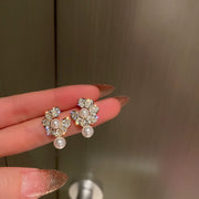 ピアス レディース 女性 アクセサリー ファッション雑貨 小物 ラウンド 円形 ラインストーン フェイクパール ゴールドカラー ホワイト 華やか エレガント 綺麗 可愛い キュート プレゼント ギフト