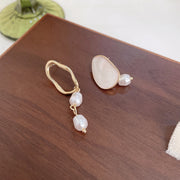 ピアス スタッドピアス アシンメトリー レディース 女性 アクセサリー 揺れる フェイクパール パール調 大理石風 お洒落 可愛い ファッション小物 ギフト プレゼント
