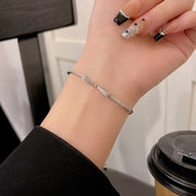 ブレスレット レディース 女性 アクセサリー シルバーカラー チェーン ラインストーン キラキラ リボン 華奢 細め 高見え 高級感 シンプル 上品 大人可愛い かわいい 婦人 カジュアル パーティー 結婚式 2次会 おしゃれ お出かけ ギフト プレゼント 贈り物 普段使い クリスマス ホワイトデー 誕生日 母の日