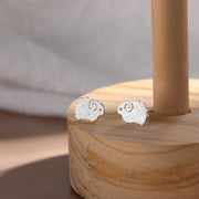 ピアス スタッドピアス レディース 女性 アクセサリー 小ぶり ヒツジ 羊 シルバーカラー お洒落 可愛い ファッション小物 プレゼント 贈り物