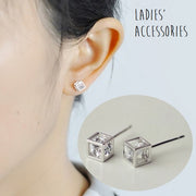 ピアス スタッドピアス 両耳用 レディース 女性 アクセサリー 耳飾り ラインストーン 立方体 シンプル かわいい 上品 華奢 キュート ガーリー 定番 おしゃれ プレゼント ギフト 記念日 フォーマル パーティ お出かけ 銀色