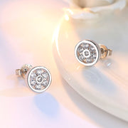 ピアス スタッドピアス 耳飾り 両耳用 レディース 女性 アクセサリー ファッション小物 ラウンド ラインストーン 丸 花 フラワー キャッチ付き おしゃれ きれいめ キラキラ 上品 かわいい シンプル お出かけ 結婚式 パーティ フォーマル ギフト プレゼント シルバーカラー 紫
