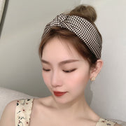 カチューシャ レディース ヘアアクセサリー ヘッドバンド ヘアバンド 髪飾り 髪留め ワイド 幅広 太め 結び目 ねじり 千鳥格子柄 花柄 フラワー ノット ボリューム かわいい おしゃれ デイリー 普段使い お出かけ カジュアル ヘアアレンジ ファッション小物 雑貨