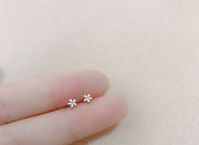 スタッドピアス レディース アクセサリー 華奢 小さめ 花 フラワー 上品 可愛い きれいめ プレゼント ギフト 誕生日 母の日