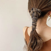 シュシュ 単品 1個 リボン ヘアゴム 揺れる 垂れる 長め 長い ヘアアクセサリー レディース 女性 婦人 女子 大人女子 まとめ髪 ヘアアレンジ ポニーテール 髪飾り 存在感 ひらひら おしゃれ かわいい お出かけ 普段使い ファッション小物 ギフト プレゼント 贈り物