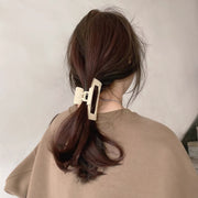 バンスクリップ ヘアクリップ レディース 女性 婦人 ヘアアクセサリー まとめ髪 髪留め ヘアアレンジ スクエア 四角 大きめ 単色 無地 シンプル かわいい おしゃれ カジュアル お出かけ 通勤 プレゼント オフホワイト 黒 ピンク 灰 茶 ネイビー