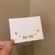スタッドピアス 6点セット レディース 女性用 アクセサリー リボンモチーフ フェイクパール 1粒 シンプル ちょうちょ バタフライ 小ぶり 上品 エレガント 高見え 高級感 大人かわいい キュート カジュアル おしゃれ 耳飾り 普段使い 婦人 普段使い ファッション小物 プレゼント 贈り物 ギフト 誕生日 記念日 お出かけ プチギフト  2次会 結婚式 パーティー オフホワイト ブラウン