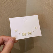 スタッドピアス 6点セット レディース 女性用 アクセサリー リボンモチーフ フェイクパール 1粒 シンプル ちょうちょ バタフライ 小ぶり 上品 エレガント 高見え 高級感 大人かわいい キュート カジュアル おしゃれ 耳飾り 普段使い 婦人 普段使い ファッション小物 プレゼント 贈り物 ギフト 誕生日 記念日 お出かけ プチギフト  2次会 結婚式 パーティー オフホワイト ブラウン
