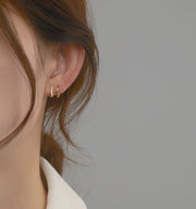 フープピアス リングピアス 単品 片耳用 レディース 女性 アクセサリー 小ぶり ラインストーン キラキラ シンプル お洒落 可愛い きれいめ お出かけ 普段使い デイリー 耳飾り ファッション小物 婦人用