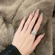 指輪 オープンリング アクセサリー レディース 女性用 シルバーカラー ラインストーン クロス サイズ調整可能 開口 キラキラ おしゃれ 華やか 綺麗 ギフト 記念日 誕生日 プレゼント 贈り物 ファッション小物 銀色