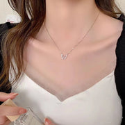 ネックレス ペンダント レディース アクセサリー 揺れる 華奢 チョウ 蝶 バタフライ ラインストーン ビジュー チェーン 可愛い