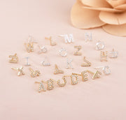ピアス 片耳用 単品 スタッドピアス レディース 大人 アクセサリー プレゼント 英語 英字ロゴ アルファベット ラインストーン ビジュー 宝石風 天然石風 重ね付け おしゃれ お洒落 かわいい 可愛い 普段使い 女性 婦人 彼女 妻 嫁 恋人 友達 大人女子 ギフト 贈り物 誕生日 記念日 母の日 ホワイトデー