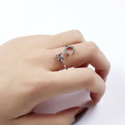 指輪 オープンリング レディース 女性用 アクセサリー イニシャル アルファベット ラインストーン 英字 華奢 細身 上品 重ね付け キラキラ エレガント ギフト プレゼント 贈り物 かわいい おしゃれ 大人可愛い フェミニン シルバーカラー ゴールドカラー