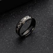リング 指輪 メンズ 男性 アクセサリー 幅広 8mm ハート 心電図 ブラック 黒 シンプル 高級感 高見え 存在感 普段使い カジュアル かっこいい メタル 贈り物 誕生日 ギフト 普段使い プレゼント ファッション小物 紳士