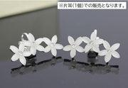イヤーカフ 片耳用 1個 単品 レディース アクセサリー イヤークリップ 耳飾り フラワー 花形 3連 ラインストーン 可愛い おしゃれ 女性用 婦人用 カジュアル 誕生日 記念日 プレゼント 贈り物 ギフト