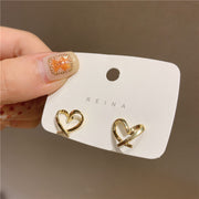 ピアス スタッドピアス レディース 女性 アクセサリー ハート 小ぶり シンプル ゴールドカラー お洒落 可愛い お出かけ 普段使い デイリー 耳飾り ファッション小物 婦人用 プレゼント ギフト