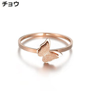 リング 指輪 レディース アクセサリー ファッションリング 華奢 細め 平打ち 平甲丸 可愛い チャーム 猫 ネコ 蝶 バタフライ 招き猫 ゴールドカラー ザラザラ あらし かわいい ガーリー カジュアル 普段使い デイリー おしゃれ お洒落 大人 子供 女性 婦人 キッズ 女の子 ガールズ 彼女 妻 友達 プレゼント ギフト 贈り物 誕生日 母の日 クリスマス