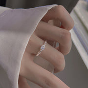 指輪 オープンリング アクセサリー レディース 女性用 銀色 ラインストーン 四角 正方形 チェーン 調整可能 開口 シンプル かわいい おしゃれ ギフト 記念日 誕生日 プレゼント 贈り物 ファッション小物 シルバーカラー