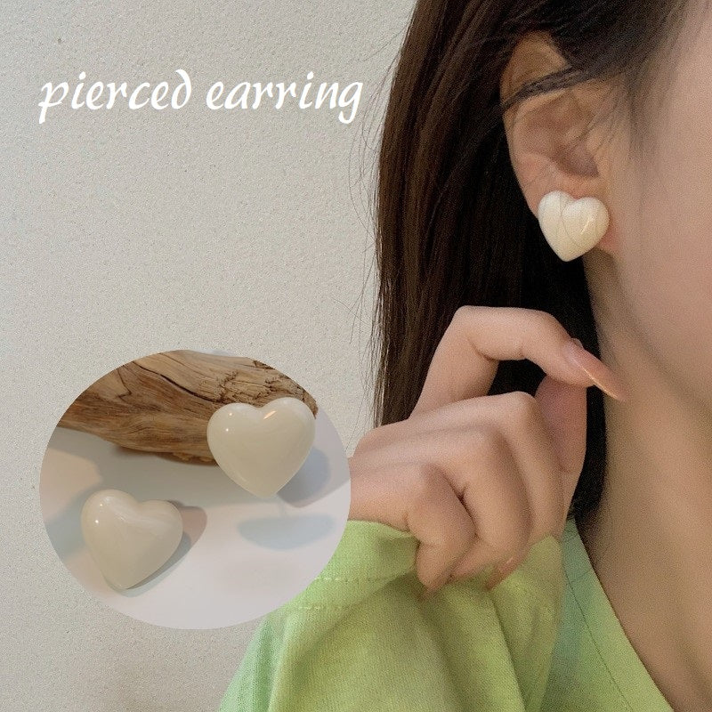 ピアス スタッドピアス レディース 女性 アクセサリー 耳飾り ハート 大ぶり ぷっくり かわいい おしゃれ ガーリー キュート シンプル ベーシック お出かけ パーティ プレゼント ギフト 贈り物 誕生日 記念日 オフホワイト