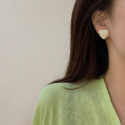 ピアス スタッドピアス レディース 女性 アクセサリー 耳飾り ハート 大ぶり ぷっくり かわいい おしゃれ ガーリー キュート シンプル ベーシック お出かけ パーティ プレゼント ギフト 贈り物 誕生日 記念日 オフホワイト