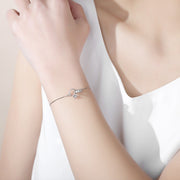 ブレスレット 腕輪 レディース 女性 アクセサリー ファッション雑貨 スクエアチェーン 指輪型 リング型 アジャスター付き ラインストーン シルバーカラー シンプル かわいい キュート フェミニン フォーマル プレゼント ギフト クリスマス ホワイトデー 誕生日 母の日