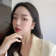スタッドピアス レディース 女性用 アクセサリー お花 フラワーモチーフ 大きめ 存在感 華やか クリア 半透明 シンプル カジュアル 大人かわいい キュート おしゃれ 耳飾り 普段使い 婦人 普段使い ファッション小物 プレゼント 贈り物 ギフト 誕生日 記念日 お出かけ プチギフト 記念日