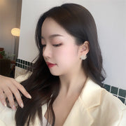 スタッドピアス レディース 女性用 アクセサリー お花 フラワーモチーフ 大きめ 存在感 華やか クリア 半透明 シンプル カジュアル 大人かわいい キュート おしゃれ 耳飾り 普段使い 婦人 普段使い ファッション小物 プレゼント 贈り物 ギフト 誕生日 記念日 お出かけ プチギフト 記念日