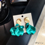ピアス スタッドピアス 両耳用 レディース 女性 アクセサリー 耳飾り フラワー 花びら 揺れる 大ぶり シンプル 上品 キュート ガーリー 定番 おしゃれ プレゼント ギフト 記念日 フォーマル パーティ お出かけ 赤 緑 青 黄 橙 白 灰
