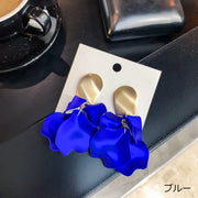 ピアス スタッドピアス 両耳用 レディース 女性 アクセサリー 耳飾り フラワー 花びら 揺れる 大ぶり シンプル 上品 キュート ガーリー 定番 おしゃれ プレゼント ギフト 記念日 フォーマル パーティ お出かけ 赤 緑 青 黄 橙 白 灰