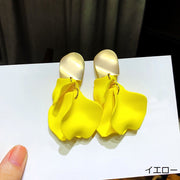 ピアス スタッドピアス 両耳用 レディース 女性 アクセサリー 耳飾り フラワー 花びら 揺れる 大ぶり シンプル 上品 キュート ガーリー 定番 おしゃれ プレゼント ギフト 記念日 フォーマル パーティ お出かけ 赤 緑 青 黄 橙 白 灰