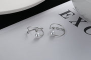 イヤーカフ イヤカフ レディース アクセサリー 片耳用 1個売り シルバーカラー フェイクパール ボール ピアスホール不要 軟骨 上品 シンプル イヤークリップ 挟む ギフト プレゼント 穴あけ不要 女性用 おしゃれ ファッション小物 かわいい おしゃれ 婦人用 プレゼント 贈り物 ギフト 誕生日 記念日 お出かけ ファッション小物 存在感 2連風