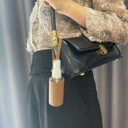 キーホルダー スプレーボトル 小分けボトル 携帯用 レディース メンズ 男女兼用 雑貨 ファッション小物 容器 フェイクレザー 消毒液入れ 香水入れ ボトル ナスカン 持ち運び 便利グッズ お出かけ オフィス アウトドア 旅行 出張 カラバリ豊富 おしゃれ かわいい シンプル 単色 黒 茶 カーキ 赤 黄 緑