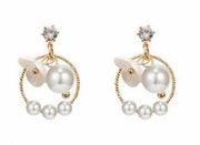 ピアス レディース アクセサリー プレゼント 上品 揺れる ぶら下がり リング ラインストーン フェイクパール 花 フラワー ビジュー 宝石風 天然石風 チャーム かわいい 可愛い おしゃれ お洒落 普段使い お出かけ お呼ばれ 女性 婦人 彼女 妻 嫁 恋人 友達 ギフト 贈り物 誕生日 記念日 母の日 ホワイトデー
