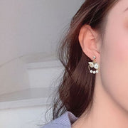 ピアス レディース アクセサリー プレゼント 上品 揺れる ぶら下がり リング ラインストーン フェイクパール 花 フラワー ビジュー 宝石風 天然石風 チャーム かわいい 可愛い おしゃれ お洒落 普段使い お出かけ お呼ばれ 女性 婦人 彼女 妻 嫁 恋人 友達 ギフト 贈り物 誕生日 記念日 母の日 ホワイトデー
