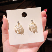 ピアス レディース アクセサリー プレゼント 上品 揺れる ぶら下がり リング ラインストーン フェイクパール 花 フラワー ビジュー 宝石風 天然石風 チャーム かわいい 可愛い おしゃれ お洒落 普段使い お出かけ お呼ばれ 女性 婦人 彼女 妻 嫁 恋人 友達 ギフト 贈り物 誕生日 記念日 母の日 ホワイトデー