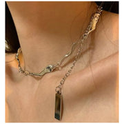 ネックレス ペンダント チャーム チェーンネックレス 首飾り レディース アクセサリー シンプル 上品 ラインストーン ゴールドカラー シルバーカラー リボン バー V字 フィッシュボーン