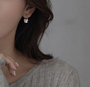 ピアス フープピアス バックキャッチ レディース 大人 アクセサリー プレゼント リング 揺れる ぶら下がり フェイクパール 上品 きれいめ 普段使い お出かけ お呼ばれ かわいい 可愛い おしゃれ お洒落 女性 婦人 大人女子 ガールズ 彼女 妻 嫁 恋人 友達 ギフト 贈り物 誕生日 記念日 母の日 ホワイトデー