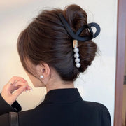 ヘアクリップ バンスクリップ レディース 女性 ヘアアクセサリー 大きめ 大ぶり まとめ髪 髪留め ヘアアレンジ フェイクパール パール調 ブラック 黒 ブラウン 茶 仕事 職場 大人 上品 シンプル ファッション小物