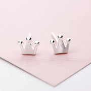 スタッドピアス 両耳用 レディース アクセサリー 女性用 小粒 小さめ シンプル 王冠 クラウン おしゃれ かわいい 上品 フェミニン オフィス お出かけ デート カジュアル デイリー ギフト プレゼント 贈り物 普段使い 婦人用