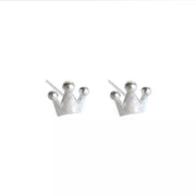 スタッドピアス 両耳用 レディース アクセサリー 女性用 小粒 小さめ シンプル 王冠 クラウン おしゃれ かわいい 上品 フェミニン オフィス お出かけ デート カジュアル デイリー ギフト プレゼント 贈り物 普段使い 婦人用