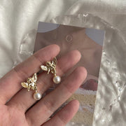 スタッドピアス レディース 女性用 アクセサリー 天使 エンジェル フェイクパール おしゃれ 可愛い おでかけ 耳飾り ギフト プレゼント ゴールドカラー
