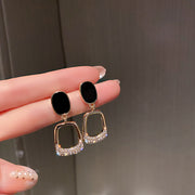ピアス スタッドピアス レディース 女性 アクセサリー 四角 スクエア ラインストーン キラキラ 揺れる シンプル 上品 おしゃれ かわいい 普段使い お出かけ ギフト プレゼント 婦人用