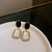 ピアス スタッドピアス レディース 女性 アクセサリー 四角 スクエア ラインストーン キラキラ 揺れる シンプル 上品 おしゃれ かわいい 普段使い お出かけ ギフト プレゼント 婦人用